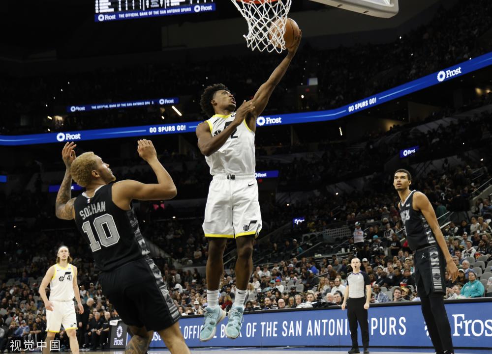 他们通过高 他们通过高